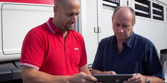Anicom-Berufsfahrer Martin Wingeier (links) und Walter Friedli, Bereichsleiter Informatik bei der Anicom AG (rechts), testen die Applikation «eTransit trucker» und freuen sich auf die Einführung im November. (Bild Identitas AG)