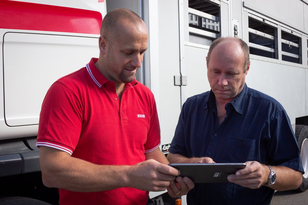Anicom-Berufsfahrer Martin Wingeier (links) und Walter Friedli, Bereichsleiter Informatik bei der Anicom AG (rechts), testen die Applikation «eTransit trucker» und freuen sich auf die Einführung im November. (Bild Identitas AG)