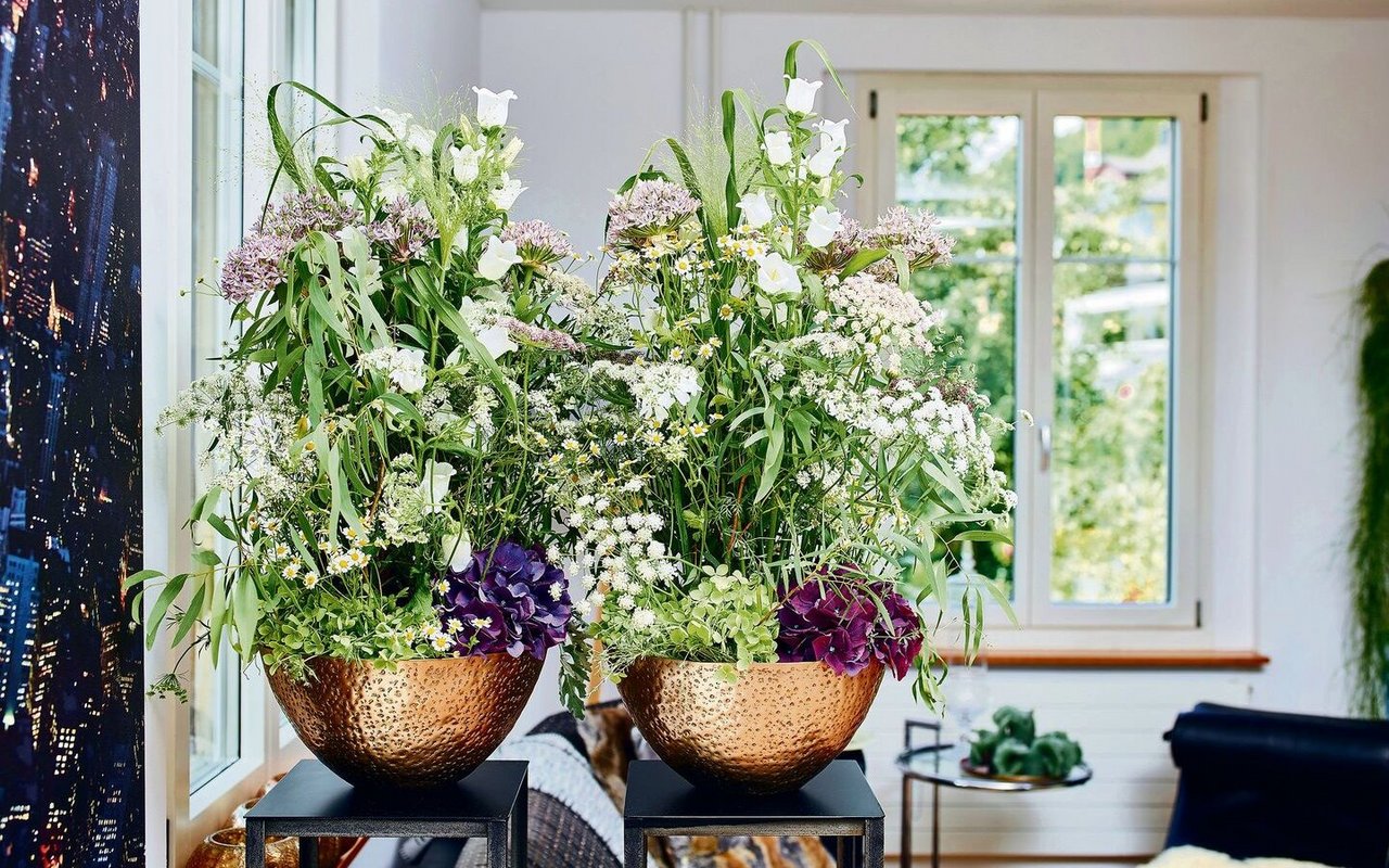 Zwei prachtvolle Arrangements aus Schweizer Blumen (im Fachjargon Werkstücke genannt) von Urs Iten.