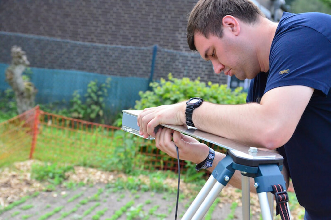 Steffen Wermers baut auf dem Petersilienfeld den Prototyp seiner Messstation auf.