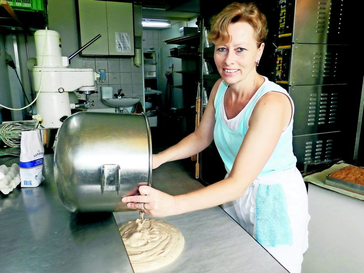 Nelly Hurni hat immer noch viel Freude an der Ausübung ihres ursprünglichen Berufs. Die gelernte Konditorin-Confiseurin betreibt auf dem Hof eine professionelle Backstube. (Bild: Barbara Heiniger)