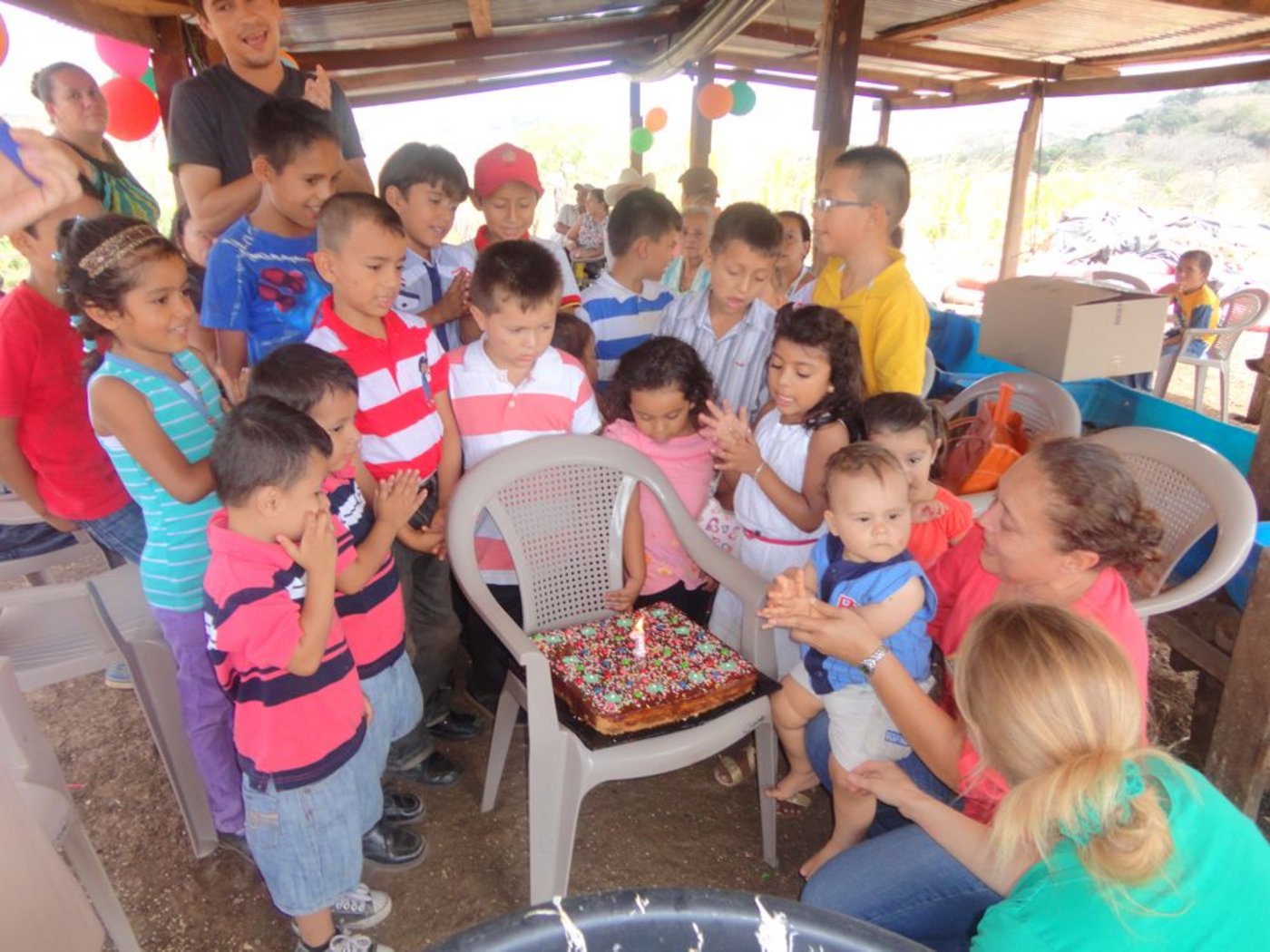 Der Geburstagskuchen hat die Kinderaugen leuchten lassen. (Bild Mirka Lötscher)