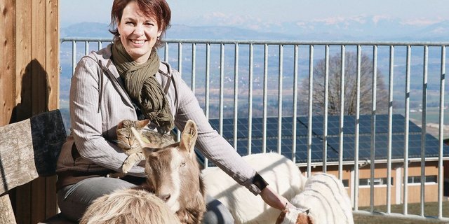 Im Alltag von Edith Nietlispach gibt es viel Arbeit, aber auch Sonnenschein und eine prächtige Aussicht auf 800 Metern über Meer. 