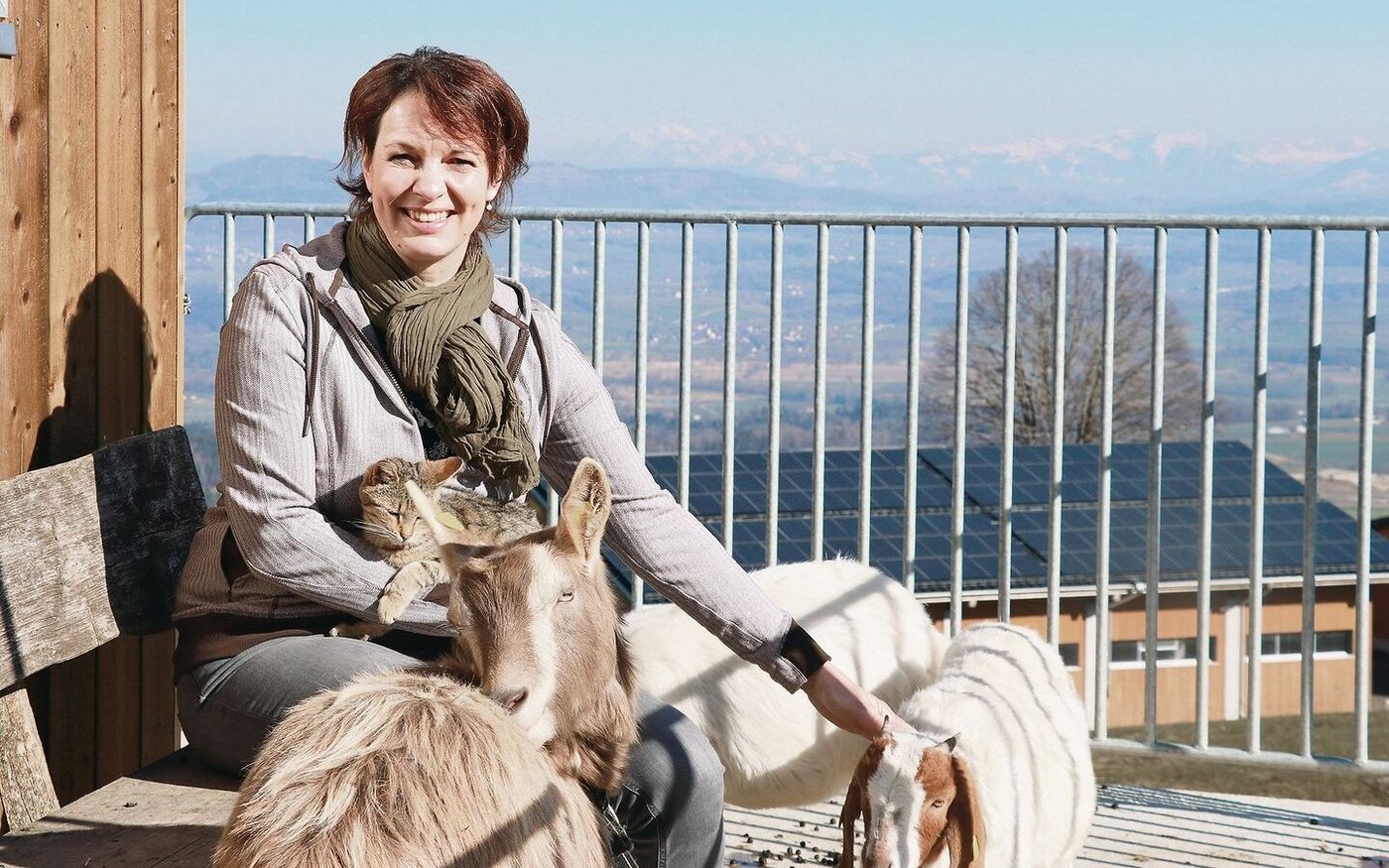 Im Alltag von Edith Nietlispach gibt es viel Arbeit, aber auch Sonnenschein und eine prächtige Aussicht auf 800 Metern über Meer. 