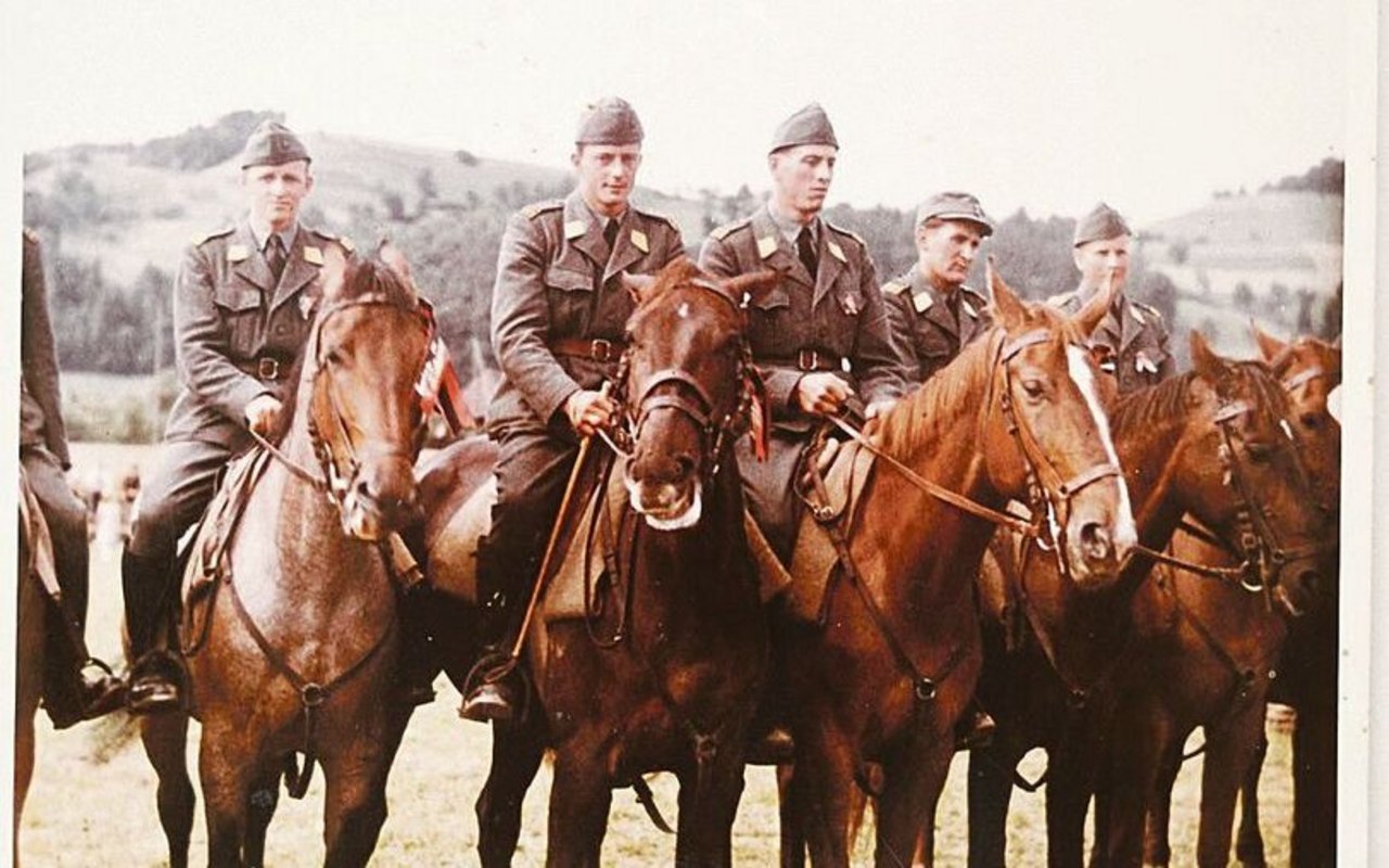 Fritz Wälchli war im Militär ein begeisterter Kavallerist. Hier sieht man ihn ganz links. Nicht nur im Militär, sondern auch zu Hause hat er sich gerne mit den Pferden beschäftigt. 