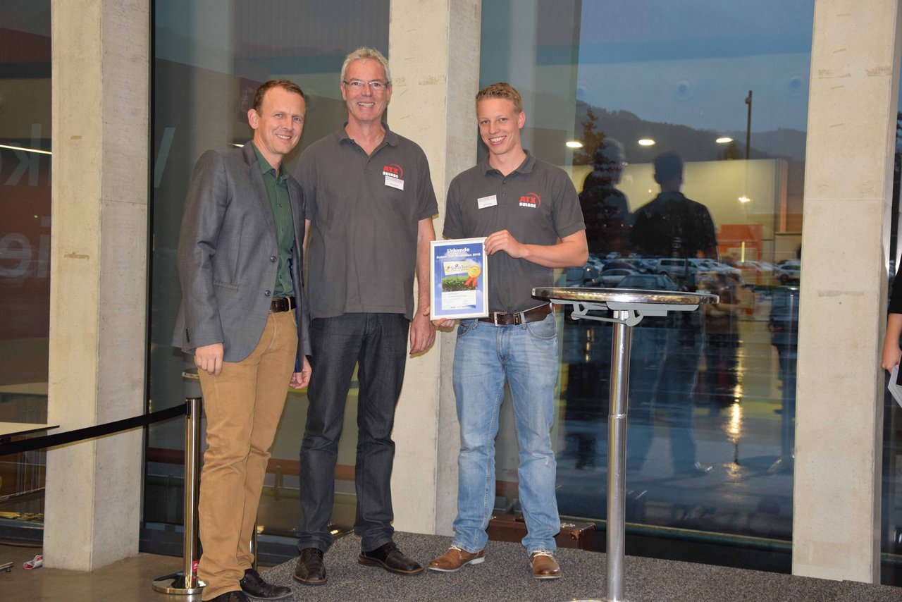 ATX-Suisse konnte sich über den Preis für die Wohlfühlbucht freuen: Auf dem Bild zu sehen sind Bruno (Mitte) und Patrick Bucher. 