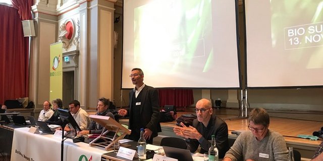 Der Bio Suisse-Vorstand (stehend Präsident Urs Brändli, rechts von ihm Geschäftsführer Balz Strasser) will entgegengesetzte Parolen für die zwei PSM-Initiativen. (Bild akr)