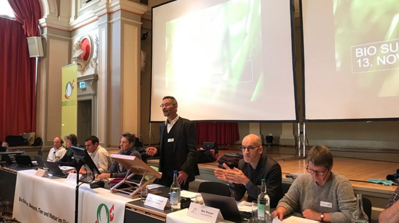 Der Bio Suisse-Vorstand (stehend Präsident Urs Brändli, rechts von ihm Geschäftsführer Balz Strasser) will entgegengesetzte Parolen für die zwei PSM-Initiativen. (Bild akr)