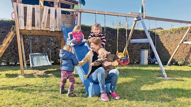 Anita Hodel hat mit den vier Kindern der Familie Müller im wahrsten Sinne alle Hände voll zu tun. Die Kinder geniessen die Aufmerksamkeit der Agrihome-Mitarbeiterin.