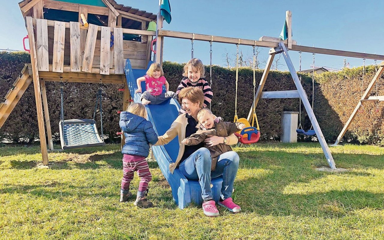 Anita Hodel hat mit den vier Kindern der Familie Müller im wahrsten Sinne alle Hände voll zu tun. Die Kinder geniessen die Aufmerksamkeit der Agrihome-Mitarbeiterin.