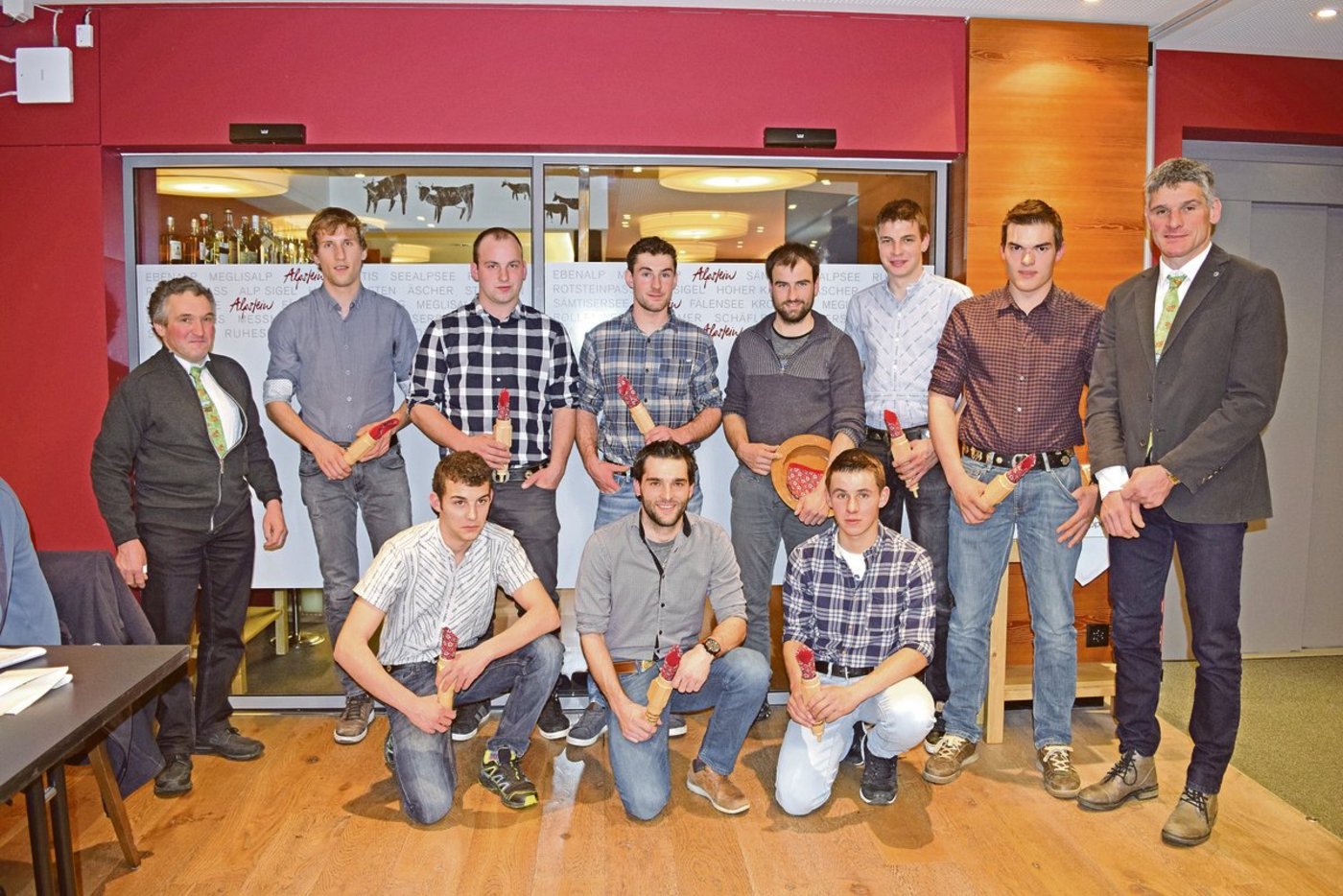 Die erfolgreichen Absolventen, flankiert von den Bildungskommissionsmitgliedern Gallus Wetter (links) und Walter Mock (rechts).(Bild sgi)