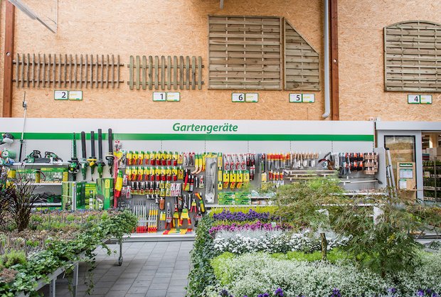 Landi steigert Nettoerlös – mit Blumentöpfen, Pools und Hofprodukten Die Corona-Krise lockte Schweizerinnen und Schweizer in den Garten. Passende Schaufeln, Töpfe und Pflanzen fanden sie zum Beispiel in der Landi. (Bilder Landi)