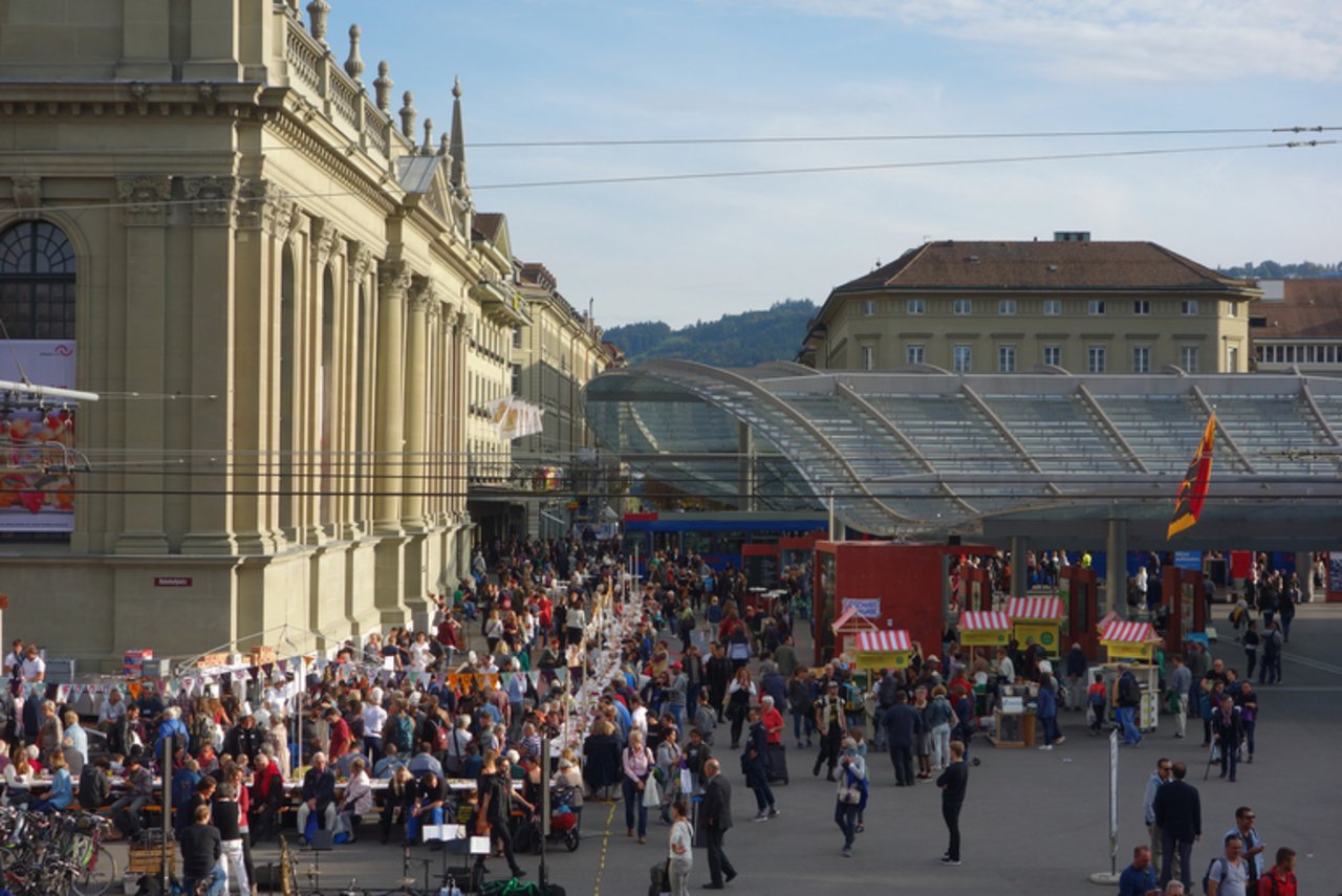Das Foodsave-Bankett beim Berner Bahnhof zieht jeweils zahlreiche Personen an. (Bild OGG Bern)