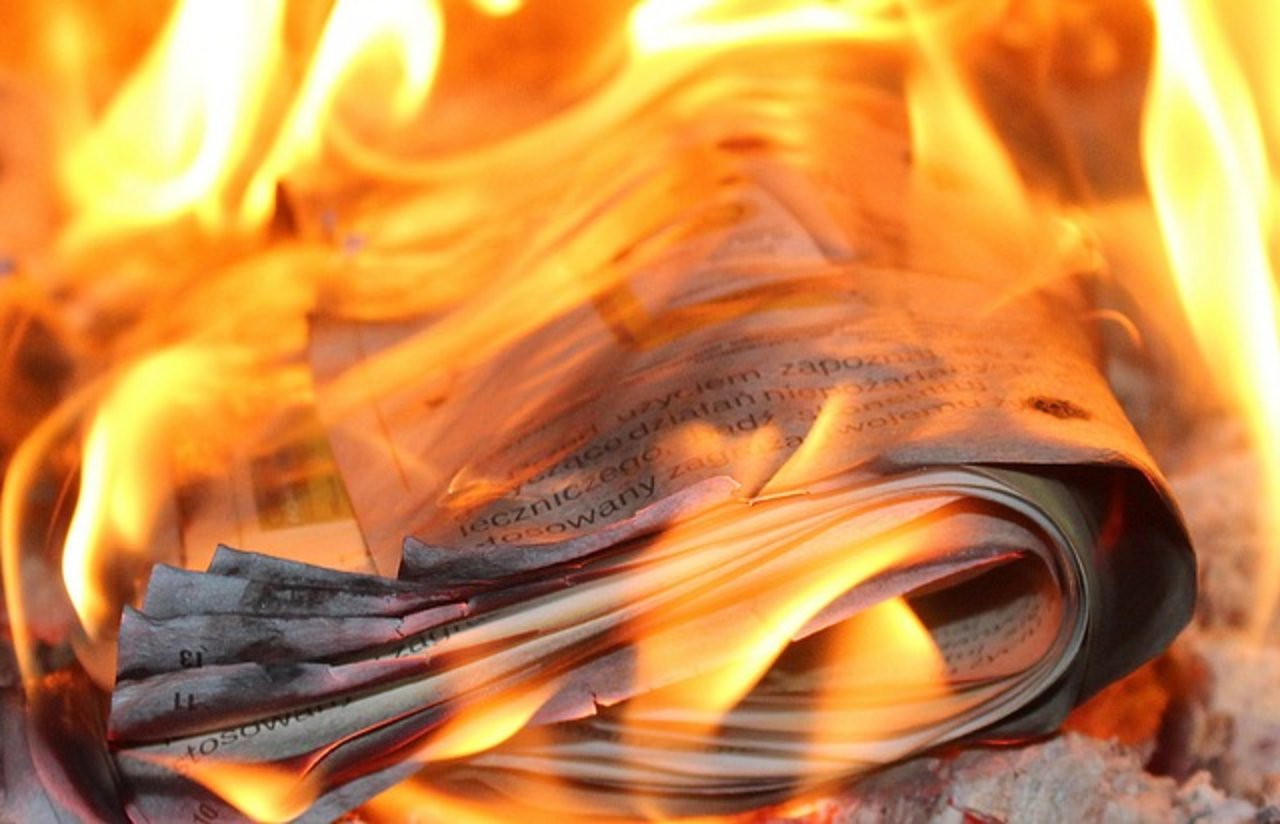 Zeitungen, Karton oder Verpackungsmaterial gehören nicht ins Feuer – sie können die Luft vergiften. (Bild Pixabay)