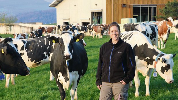 Sabrina Schlegel ist seit fünf Jahren Betriebsleiterin auf dem Grundhof im aargauischen Unterbözberg. Die Agronomin fand schon als Teenager das Rindvieh spannender als Pferde. (Bild Ruth Aerni)