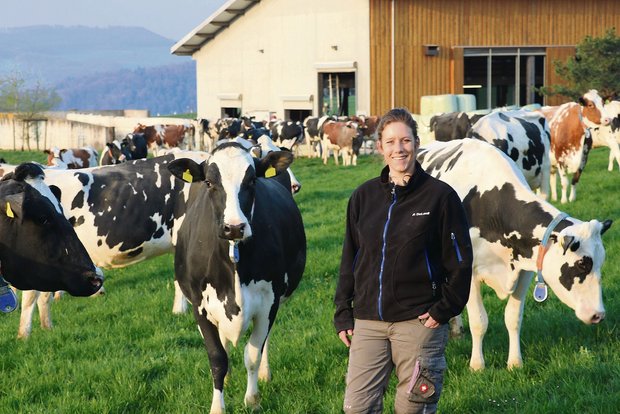 Sabrina Schlegel ist seit fünf Jahren Betriebsleiterin auf dem Grundhof im aargauischen Unterbözberg. Die Agronomin fand schon als Teenager das Rindvieh spannender als Pferde. (Bild Ruth Aerni)