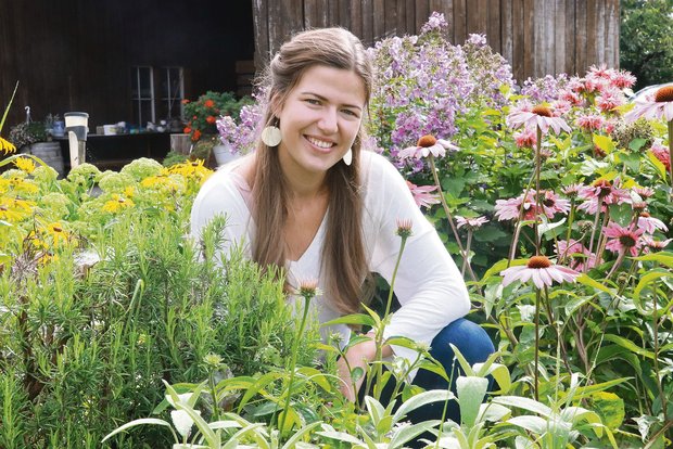 Bäuerinnenporträt: Der Bauernhof kommt vielleicht später Joy Stäger, das Stadtmädchen aus Winterthur, ist der Liebe wegen aufs Land gekommen. Hier im Blumen- und Kräutergarten vom Loorhof, wo sie Teilzeit arbeitet. Ihr Partner ist nicht Landwirt – die Ausbildung zur Bäuerin hat sie für sich selber entdeckt. (Bild Ruth Aerni)