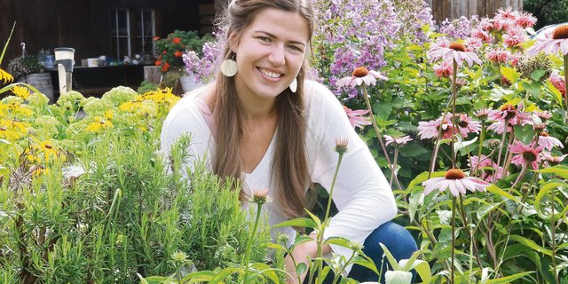 Joy Stäger, das Stadtmädchen aus Winterthur, ist der Liebe wegen aufs Land gekommen. Hier im Blumen- und Kräutergarten vom Loorhof, wo sie Teilzeit arbeitet. Ihr Partner ist nicht Landwirt – die Ausbildung zur Bäuerin hat sie für sich selber entdeckt. (Bild Ruth Aerni)