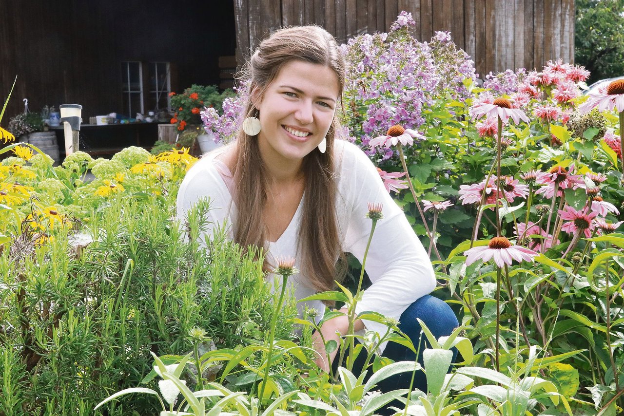Joy Stäger, das Stadtmädchen aus Winterthur, ist der Liebe wegen aufs Land gekommen. Hier im Blumen- und Kräutergarten vom Loorhof, wo sie Teilzeit arbeitet. Ihr Partner ist nicht Landwirt – die Ausbildung zur Bäuerin hat sie für sich selber entdeckt. (Bild Ruth Aerni)