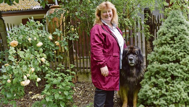 Susanne Strub setzt sich mit viel Engagement und Herzblut ein. Kraft dazu tankt sie in ihrem Garten und im Wald bei Spaziergängen mit Hund Urasgo.(Bild zVg)