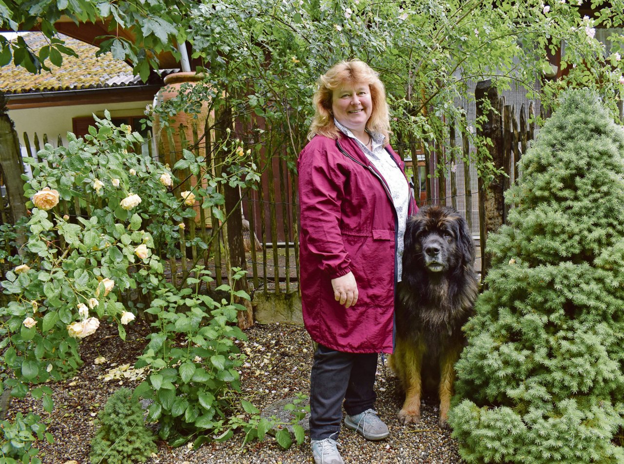 Susanne Strub setzt sich mit viel Engagement und Herzblut ein. Kraft dazu tankt sie in ihrem Garten und im Wald bei Spaziergängen mit Hund Urasgo.(Bild zVg)