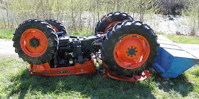 Ein grosser Sachschaden und eine verletzte Person, forderte der Unfall. (Bild Kapo AI)