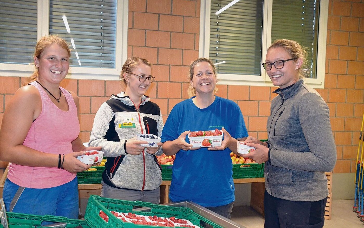 Eine kleine Pause beim Gemüserüsten: Carina Rohner (3. v. l.) und ihre Mitarbeiterinnen Jasmin Zimmermann, Tabea Lehner und Melanie Maurer (v. l.).