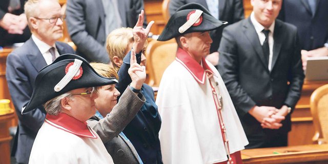 Ein historischer Moment: zwei Frauen auf einmal in den Bundesrat. Kein Grund jedoch sich in Sachen Gleichberechtigung auszuruhen oder gar zufrieden zu sein. (Bild Schweizer Parlament/Marcel Bieri)