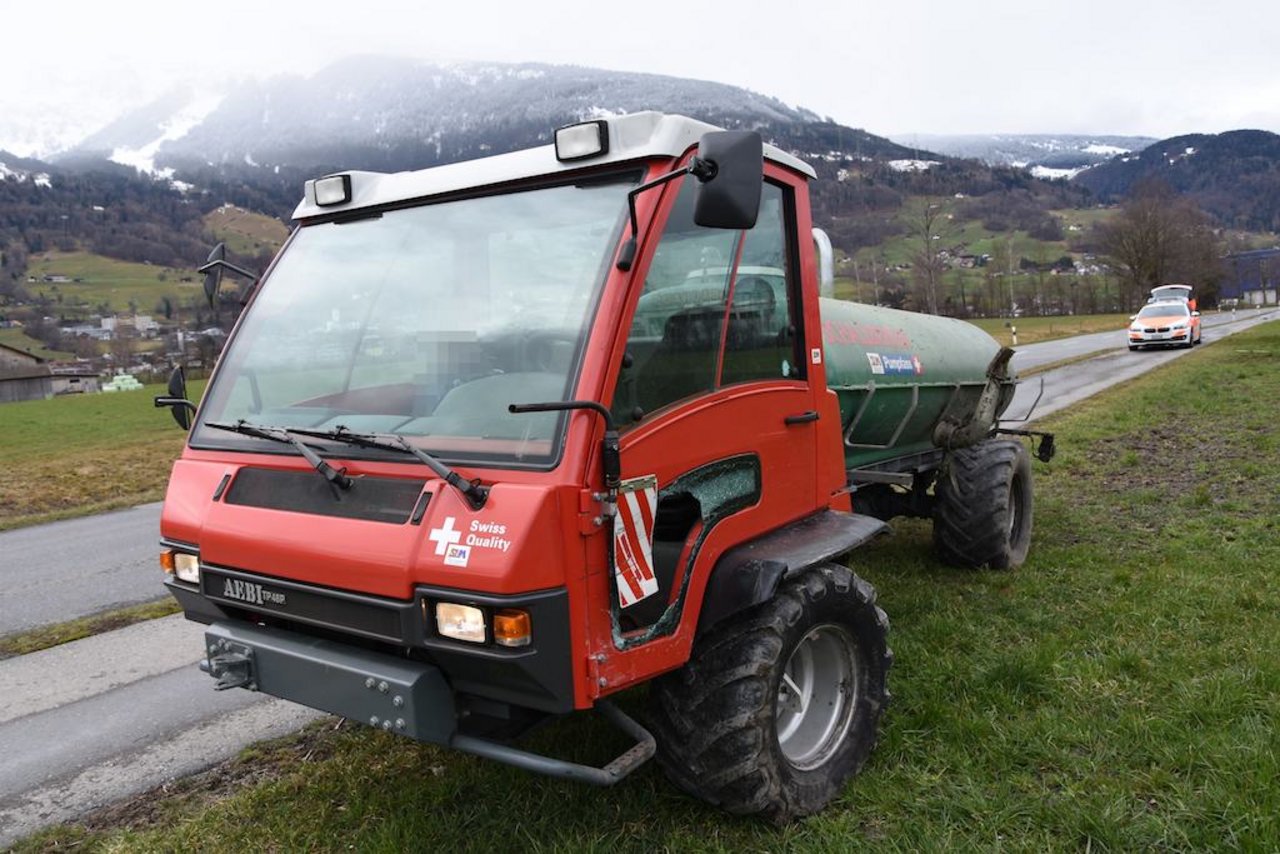 Das landwirtschaftliche Fahrzeug bog links auf eine Wiese ab. (Bilder Kantonspolizei St. Gallen)