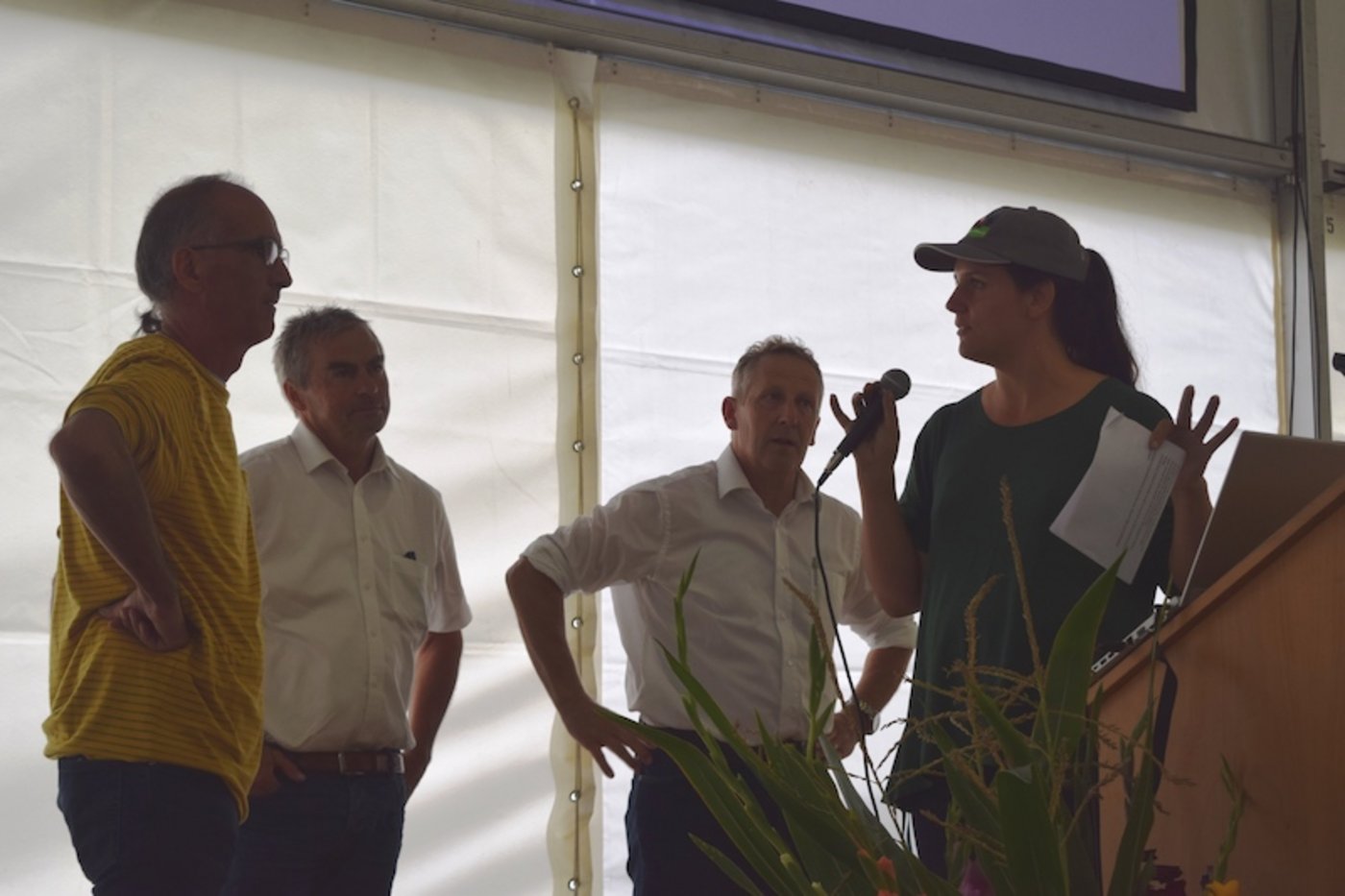 Nadine Baumgartner, Ökostrom Schweiz, im Gespräch mit den Podiumsteilnehmern Stefan Mutzner, Josef Gemperle und Markus Hausammann (v.l.n.r.).