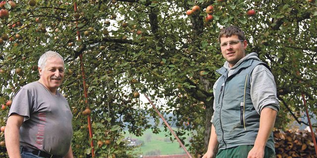Walter Freund und sein Sohn Christian produzieren auf dem Heiterhof im St. Galler Rheintal bis zu 80'000 Liter Süssmost pro Jahr.  (Bild cap)