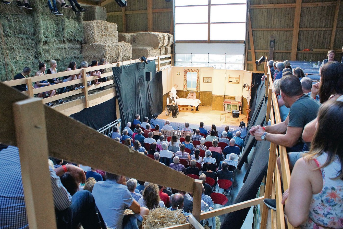 Ein aussergewöhnlicher Ort für einen kulturellen Anlass: Hoftheater mitten im Stall bei Familie Emmenegger in Schüpfheim.  (Bild sso)