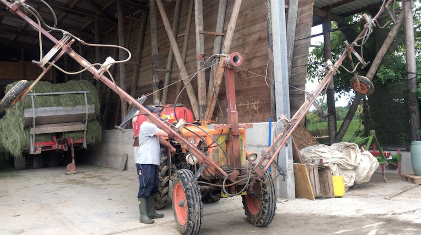 Mit dieser Spritzvorrichtung spart Michael Büchi Wirkstoffe ein.