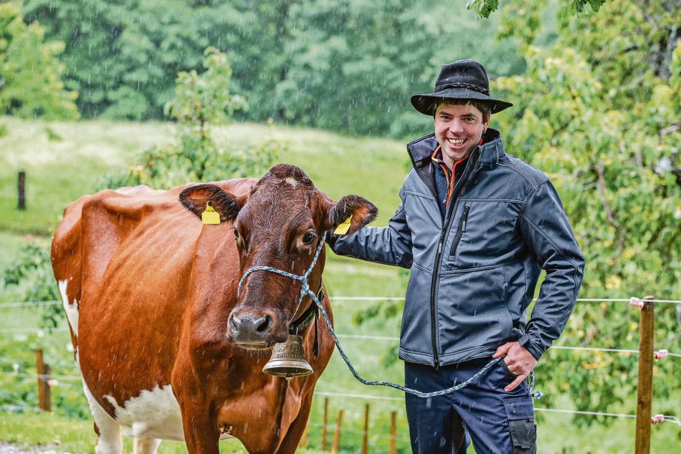 Mit der wasserdichten Ausrüstung vergeht dem Gewinner des Kleiderwettbewerbs auch bei strömendem Regen nicht das Lachen. 