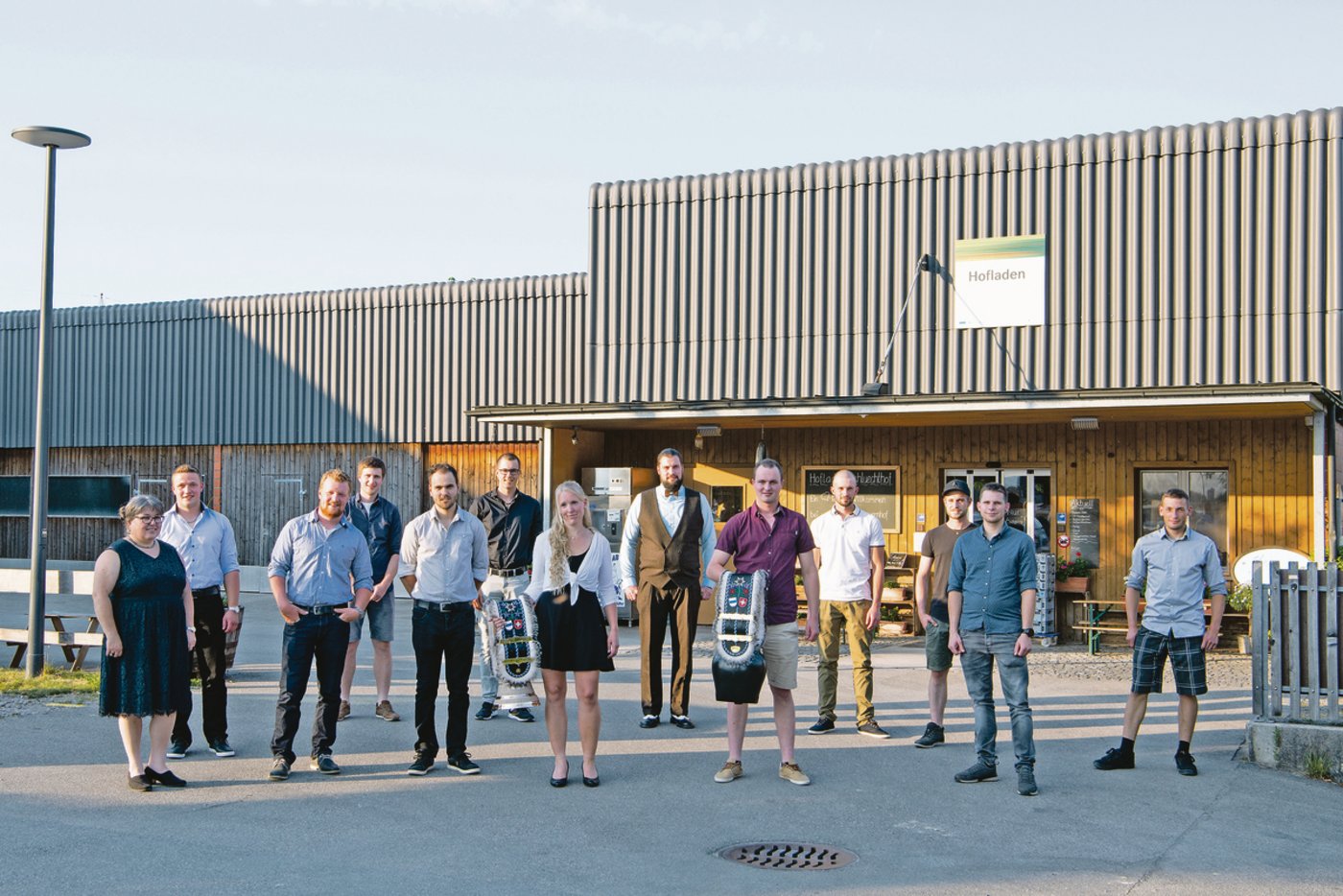 Die Agrotechnikerinnen und Agrotechniker HF. Bestnoten schafften Annelise Zwingli und Adrian Birrer.