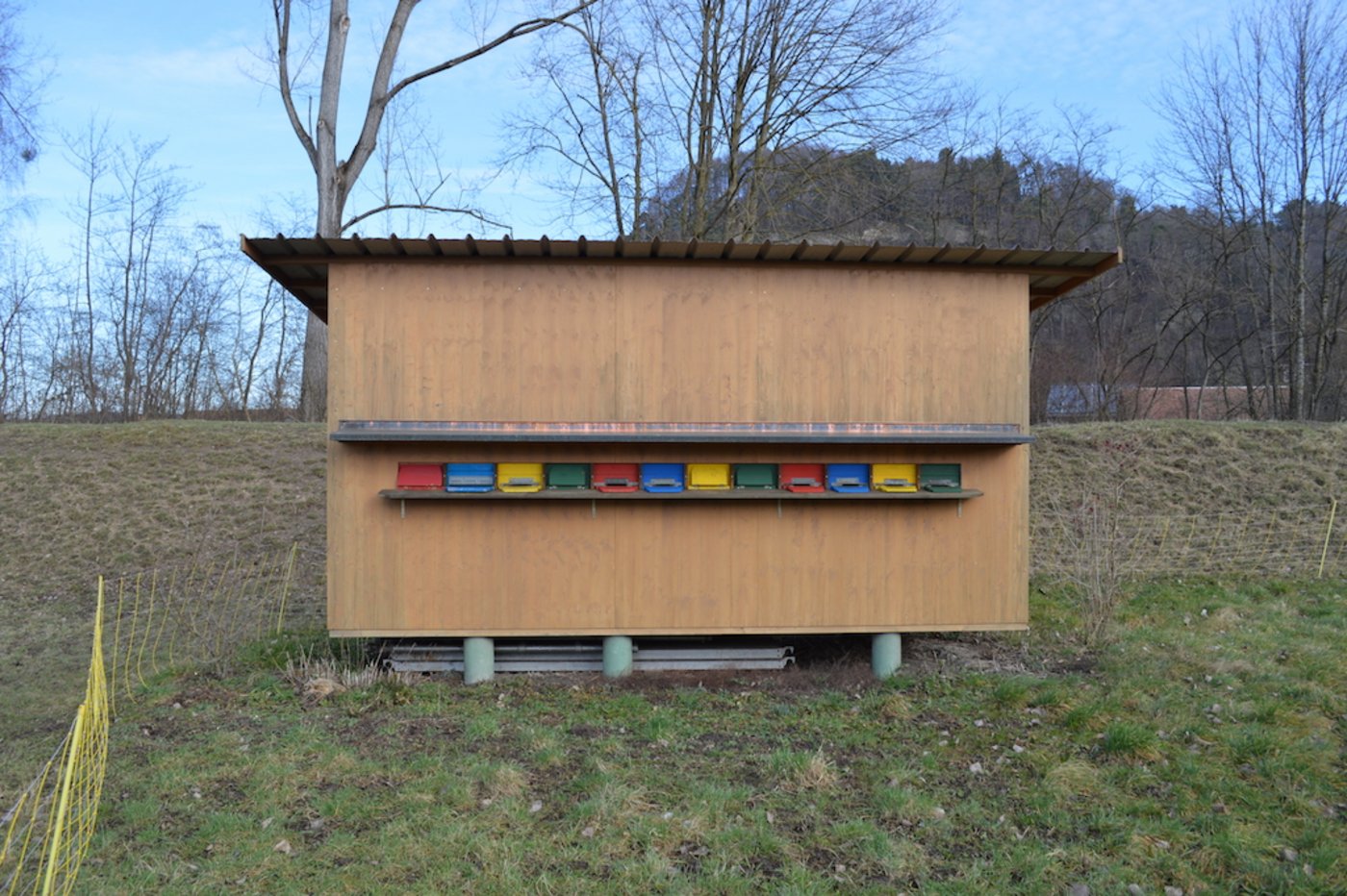 Neben dem klassischen Bienenhaus hat Imker König auch noch zwei mobile Bienenkästen. 