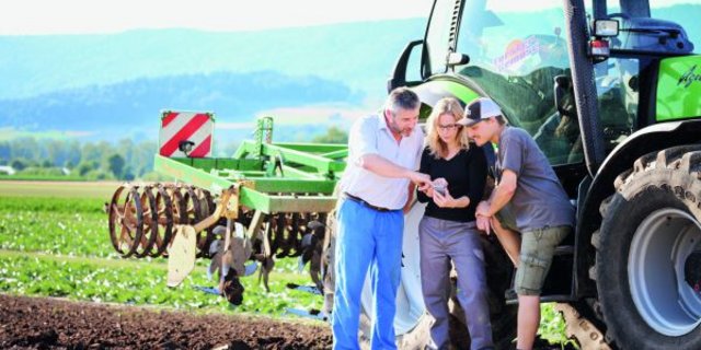 Maschinen lassen sich von überall mit Internetzugang mit dem Handy reservieren. Bei Bedarf auch direkt auf dem Feld. (Bilder zVg)