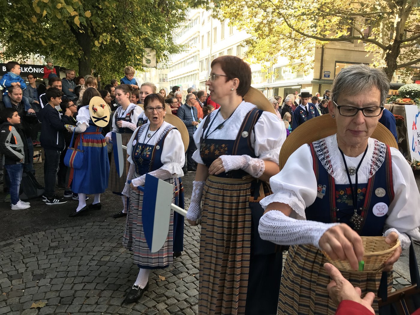 Hier zeigen die Luzerner ihre Trachten und verteilen Süssigkeiten.