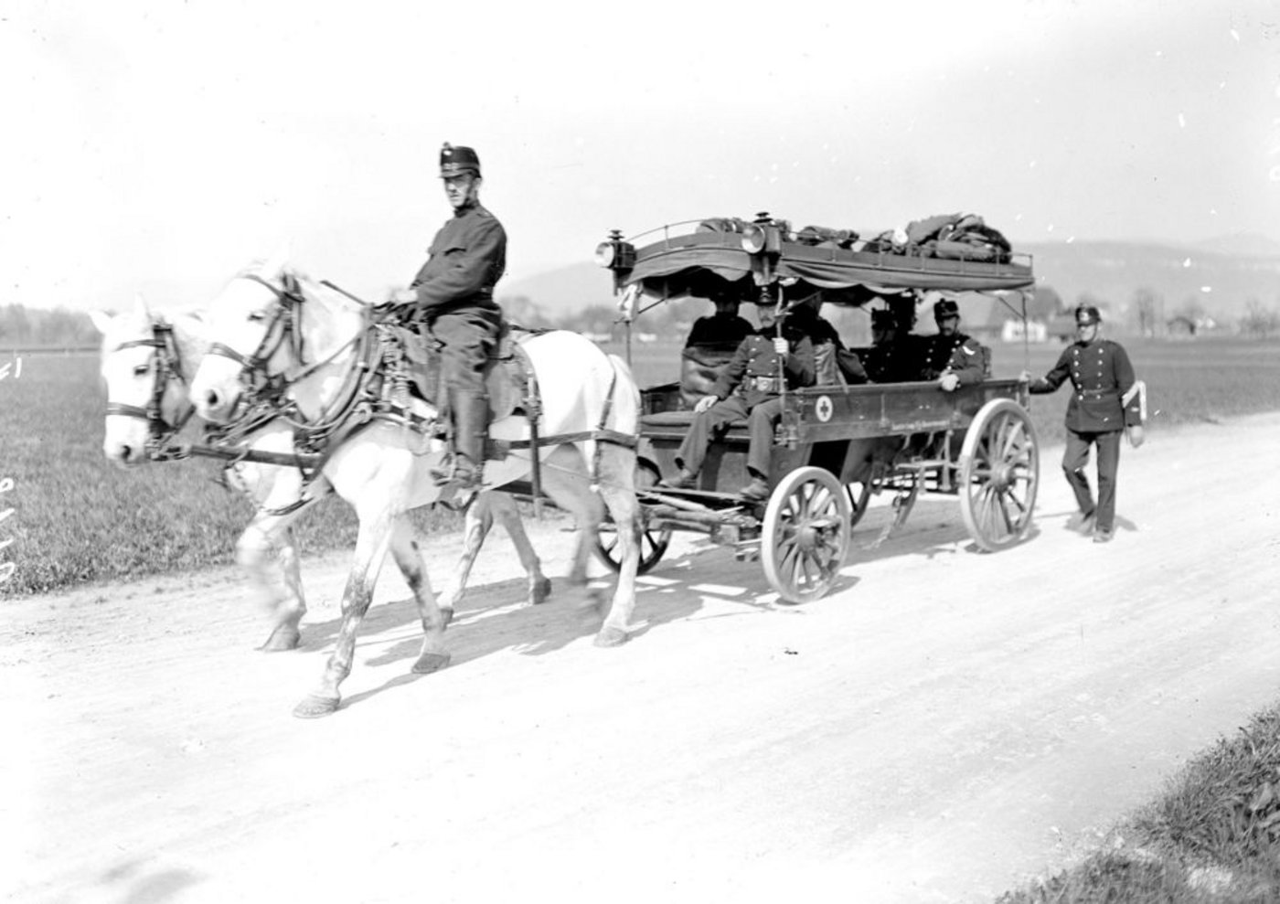 Das Blaulicht war noch nicht erfunden: Ein Krankentransport per Pferdefuhrwerk. (Bild Schweizerisches Bundesarchiv)