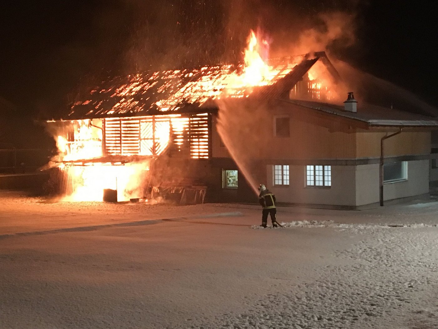 Die Scheune wurde beim Brand zerstört. Eine angebaute Werkstatt hingegen konnte gerettet werden. (Bild Kapo BE)