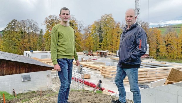 Vater Armin und Sohn Pascal Ambühl bei der Baustelle für die neue Milchviehhalle.
