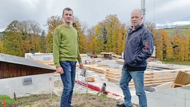 Vater Armin und Sohn Pascal Ambühl bei der Baustelle für die neue Milchviehhalle.