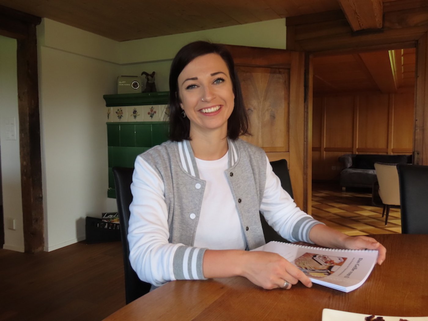 Sonja Neff liebt nicht nur das Leben auf dem Bauernhof sondern auch Hühner und Teigwaren. (Bild Barbara Heiniger) 