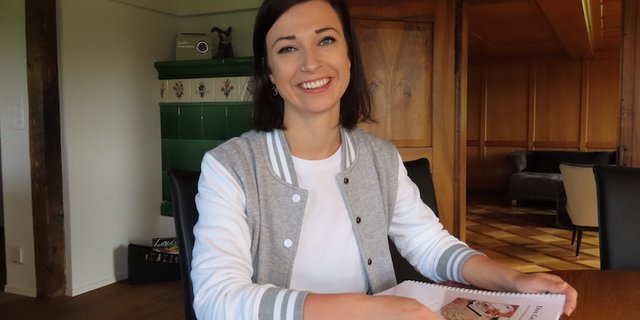 Sonja Neff liebt nicht nur das Leben auf dem Bauernhof sondern auch Hühner und Teigwaren. (Bild Barbara Heiniger) 