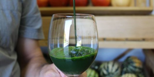 Der stark grüne Saft vom Dinkelgras schmeckt frisch, leicht bitter und ist mit einer zarten Süsse versehen. (Bilder nb)