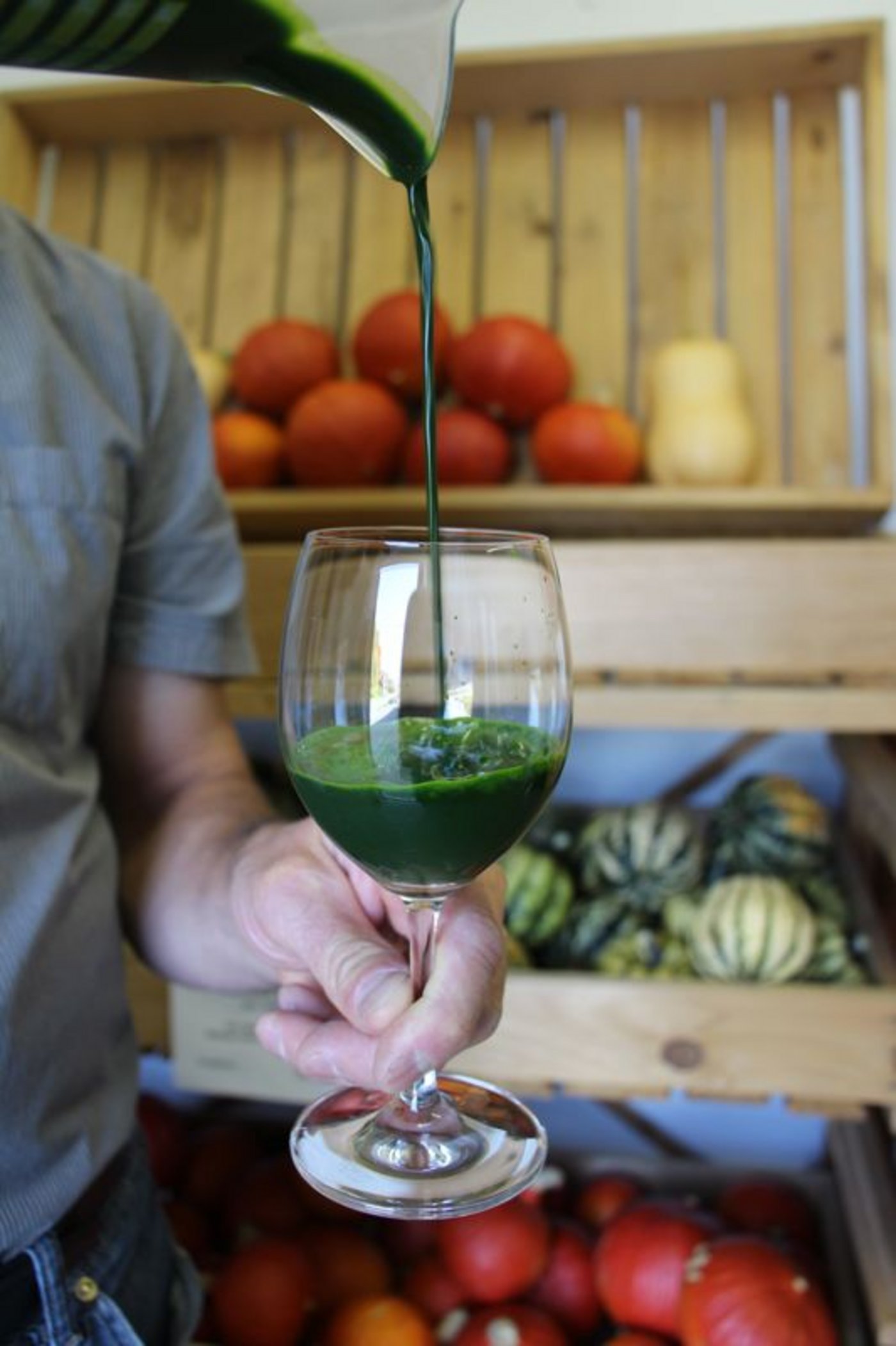 Der stark grüne Saft vom Dinkelgras schmeckt frisch, leicht bitter und ist mit einer zarten Süsse versehen. (Bilder nb)