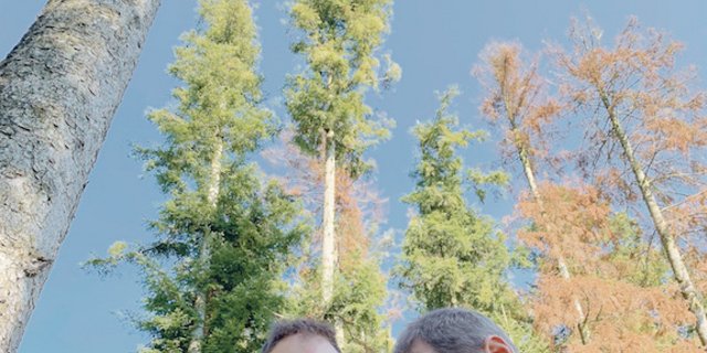 Ruedi Gerber, Präsident Wald Luzern (r.) und Christian Siegrist, Geschäftsführer von Wald Seetal Habsburg, besichtigen aktuelle Schäden wegen Borkenkäfern. (Bild Josef Scherer)