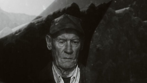 Sagi-Hans zwischen den Bergen, entlang der Emme, wenige Tage vor seinem 80. Geburtstag.