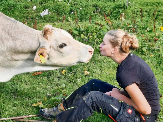 Lehrlingsalltag: Mit Hirtenstock und Salz auf der Alp Jessica Bissig absolviert ihr drittes Lehrjahr zur Landwirtin bei Herger Max und Monika Bürglen auf der Ruosalp in Uri.(Bild zVg)
