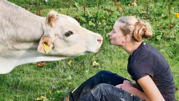 Lehrlingsalltag: Mit Hirtenstock und Salz auf der Alp Jessica Bissig absolviert ihr drittes Lehrjahr zur Landwirtin bei Herger Max und Monika Bürglen auf der Ruosalp in Uri.(Bild zVg)